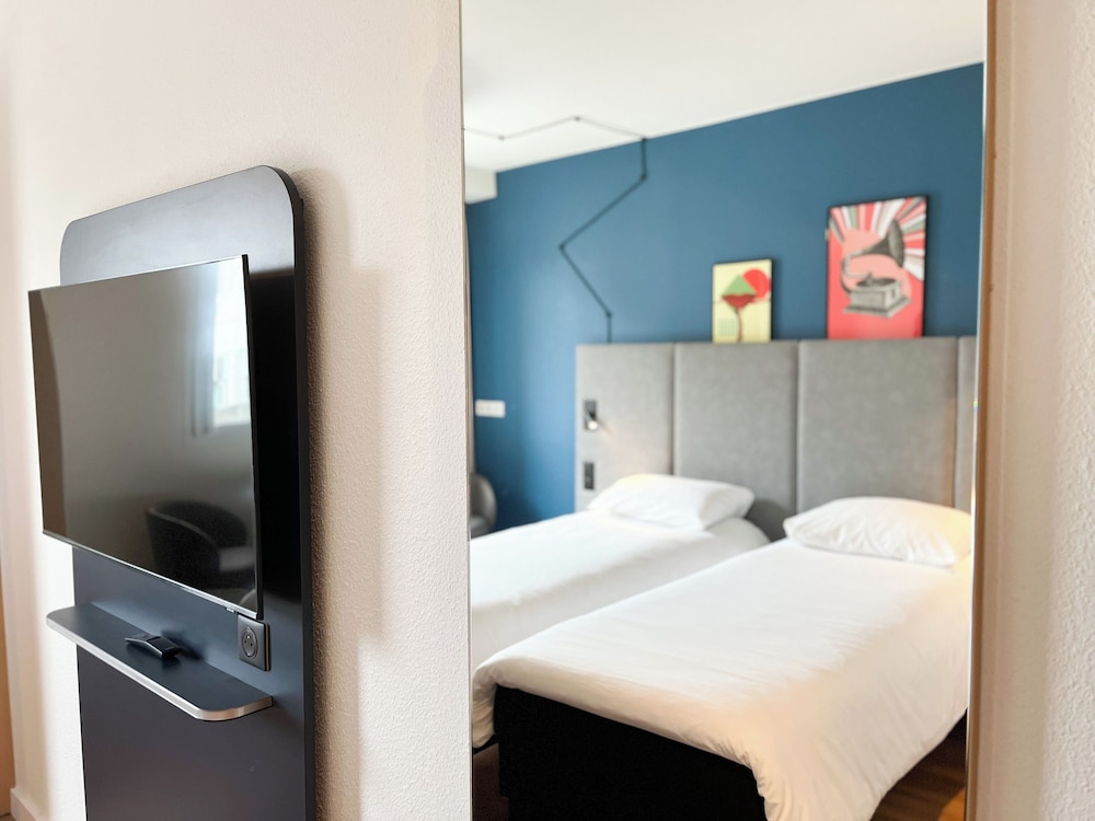 Standard Twin Room - Photo 4