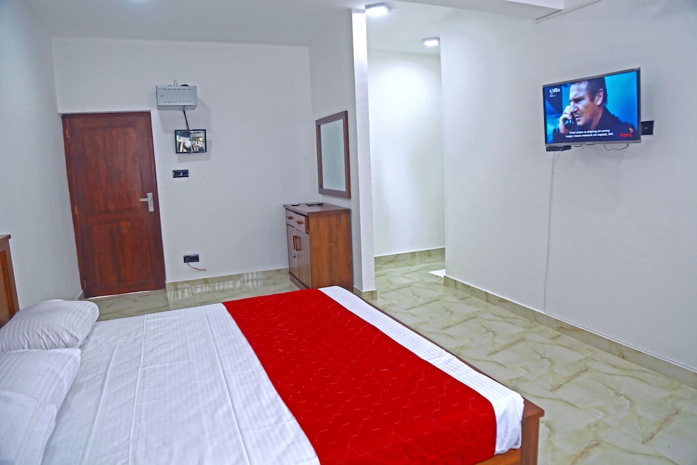 Deluxe Room, 1 Queen Bed, Non Smoking photo 2