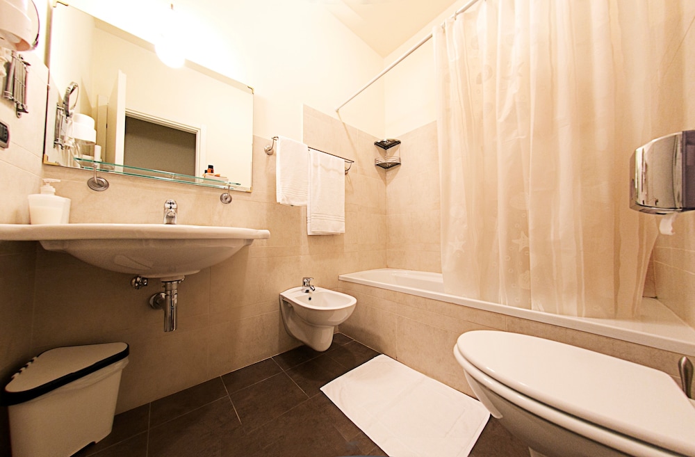 Family Room, 2 Bathrooms photo 3