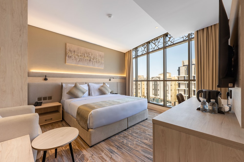 Deluxe Room, 1 King Bed photo 1
