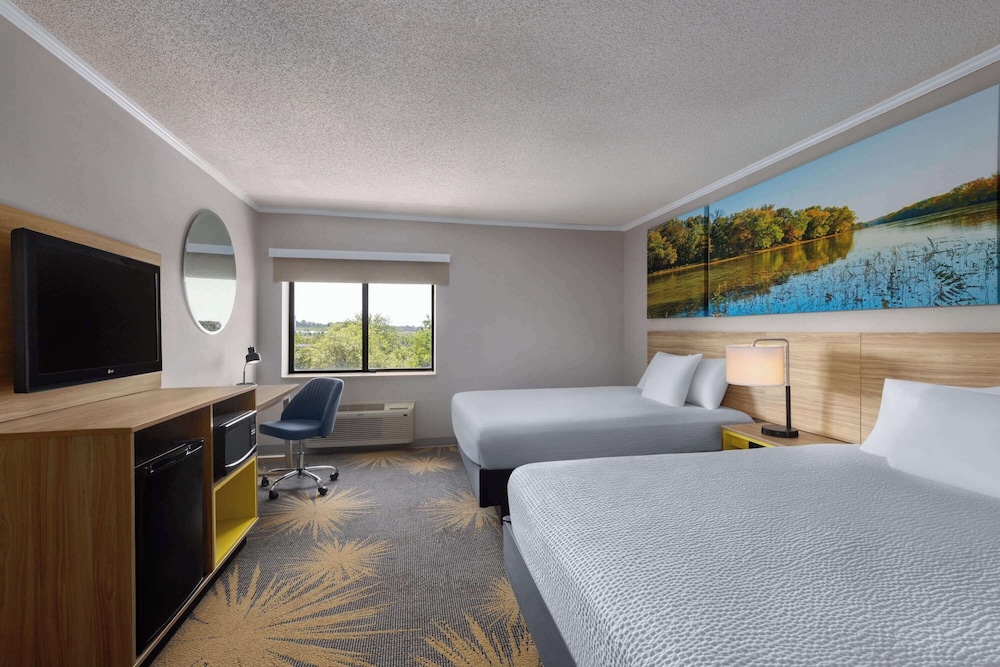 Room, 2 Queen Beds, Smoking photo 1