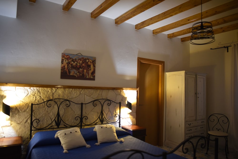 Classic Triple Room, Garden View photo 3