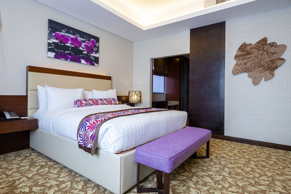 Signature Suite, 1 King Bed photo 3