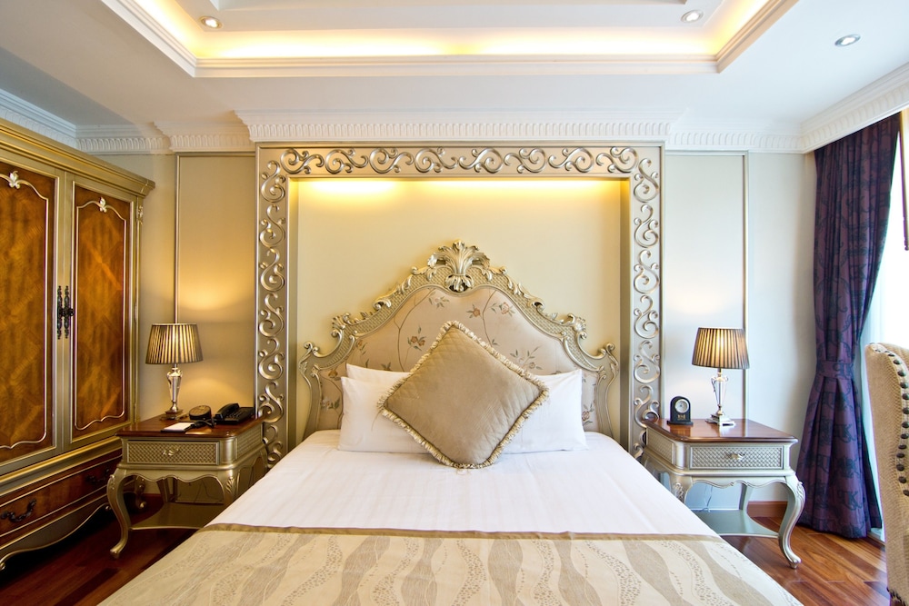 Deluxe city view with jacuzzi