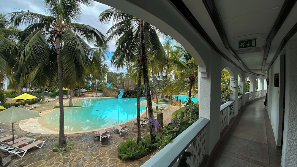 Pool Facing  Room - Photo 3