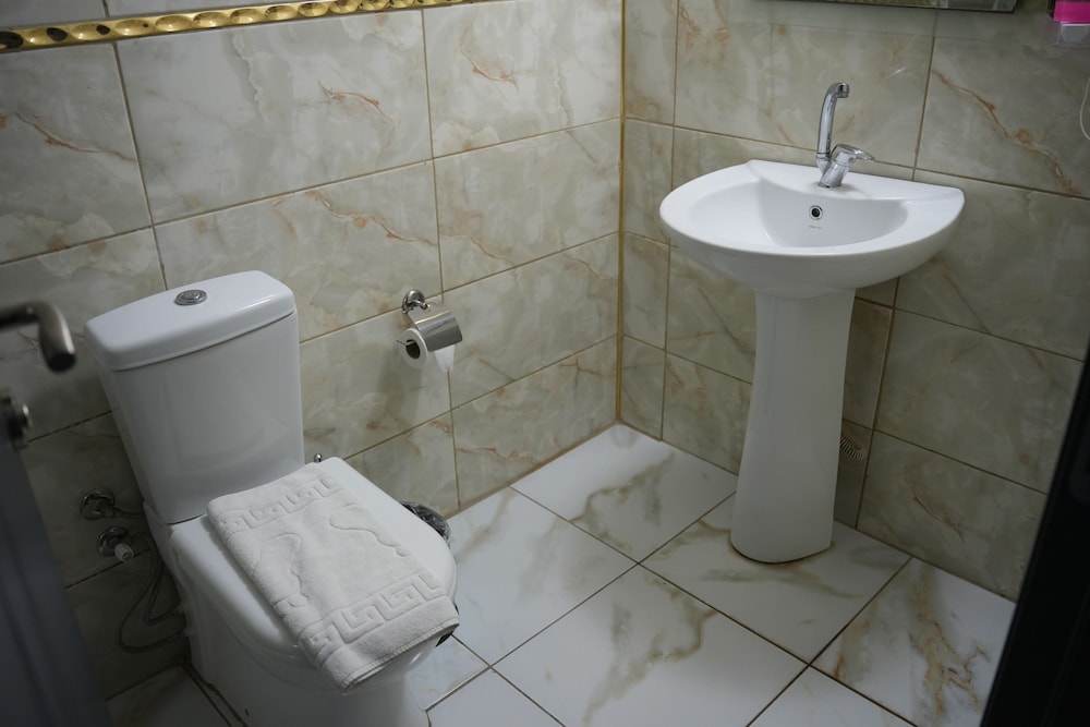 Standard Double Room thumbnail 5