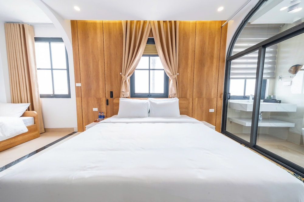 Deluxe Triple Room, Multiple Beds, Non Smoking, City View