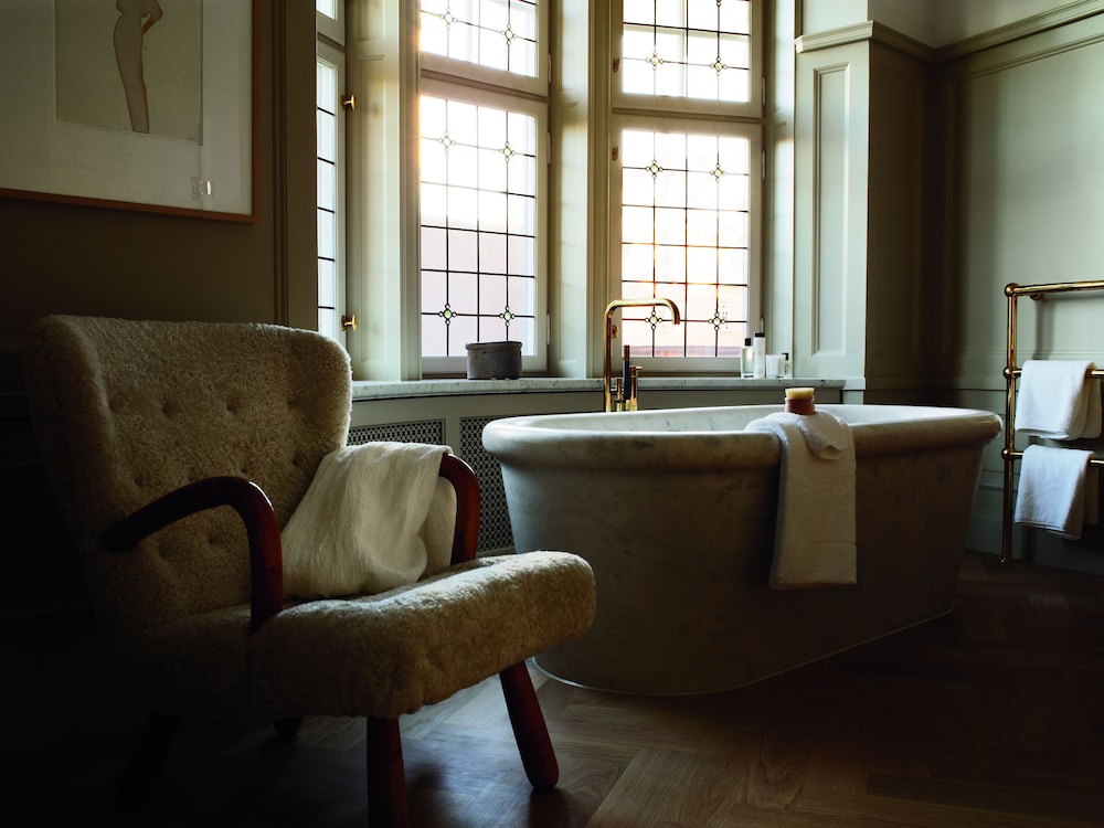 Suite, 1 King Bed, Garden View