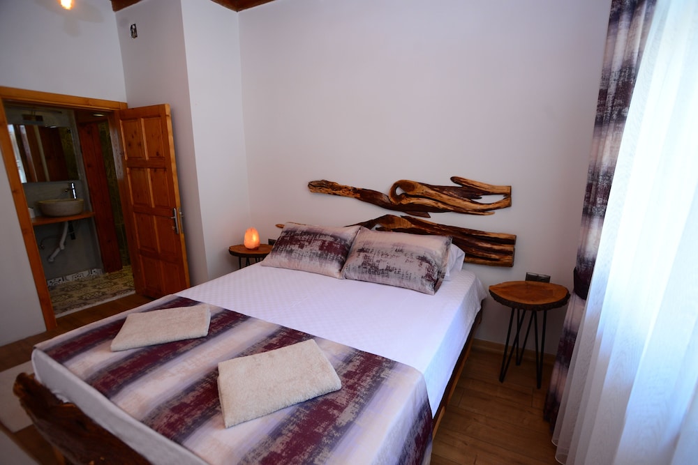 Deluxe Double Room, 1 Bedroom, Smoking, Mountain View photo 2