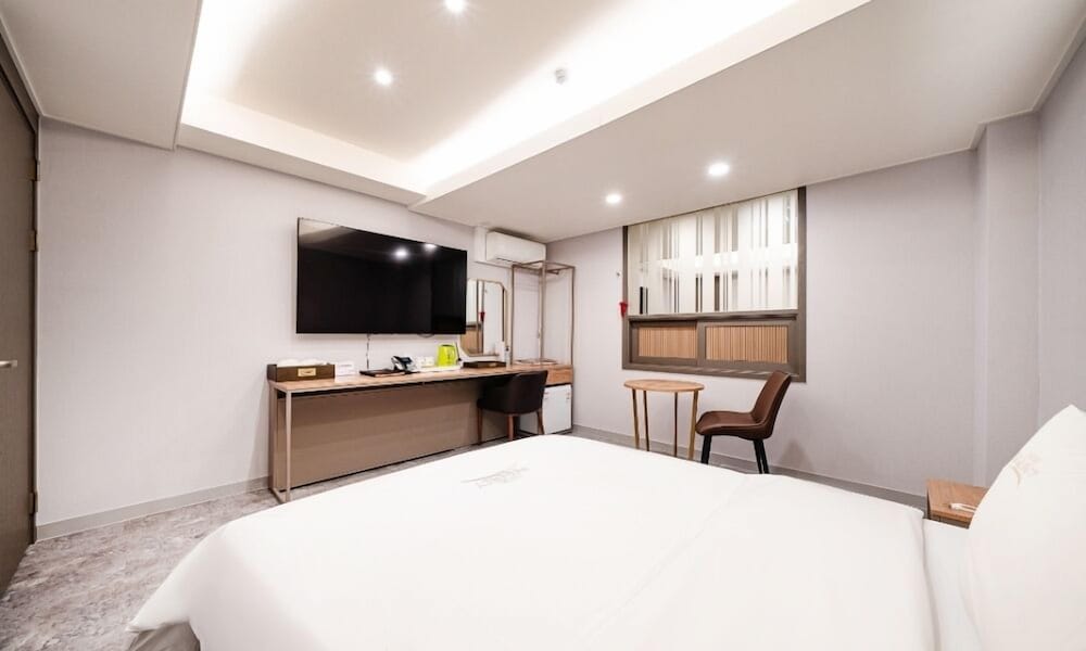 Double Room with Private Bathroom - Photo 2