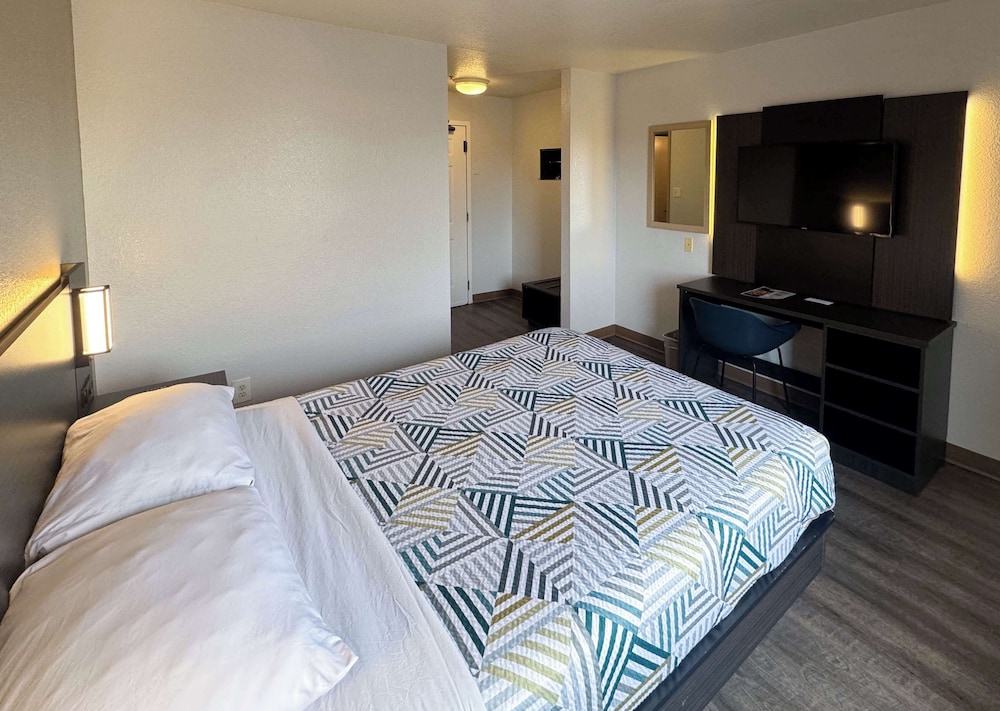 Deluxe Room, 1 King Bed, Non Smoking, Refrigerator photo 3