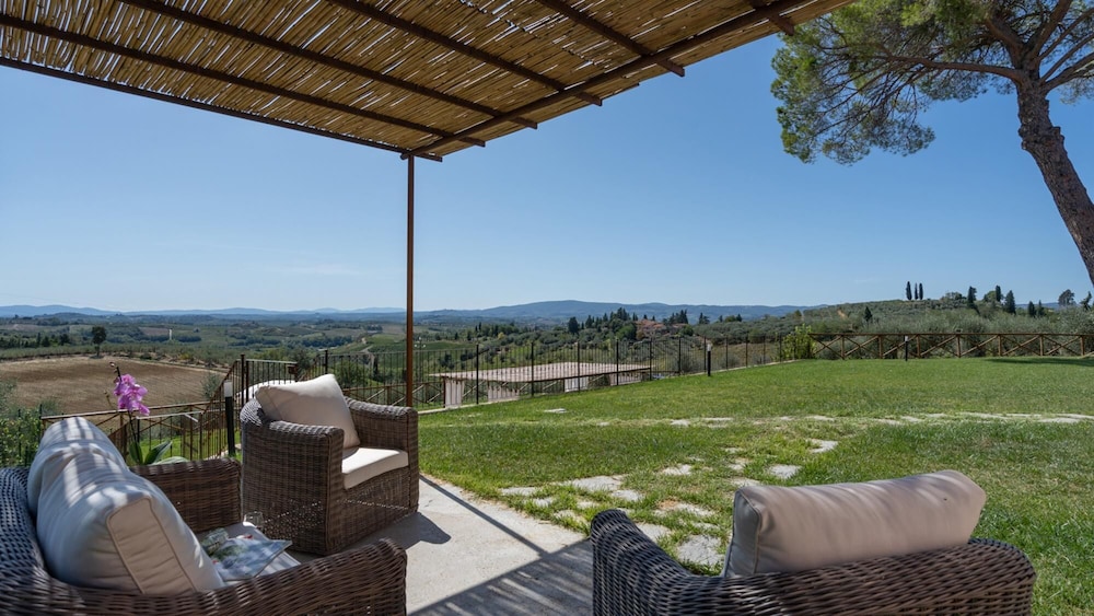 Villa photo 3