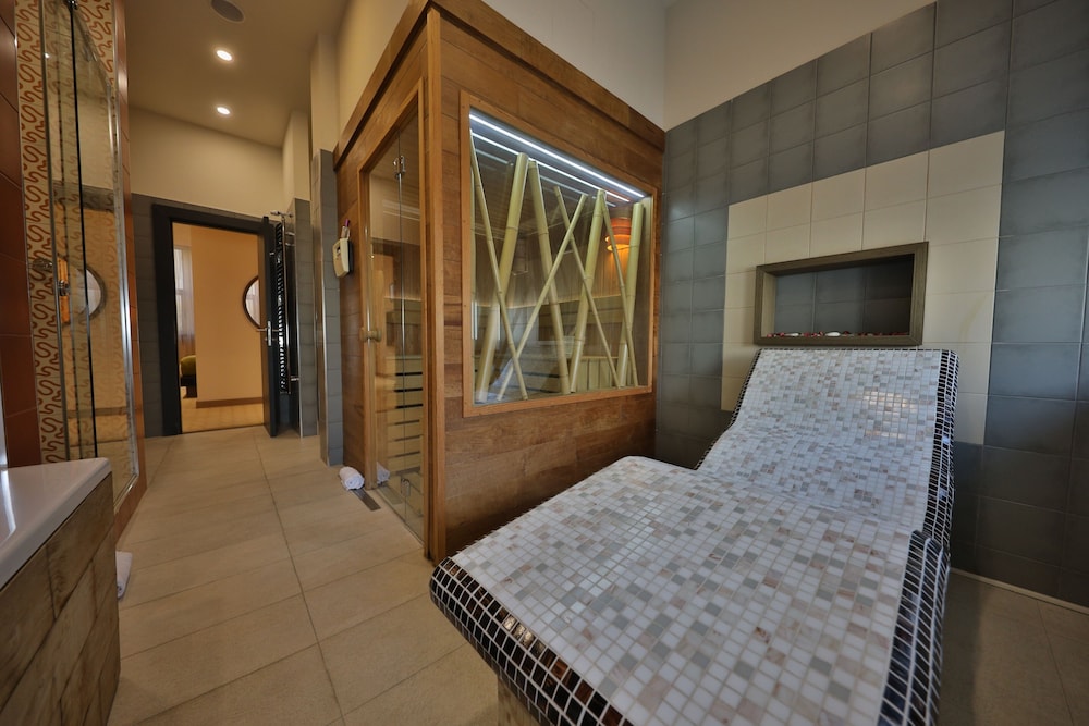 Royal Apartment, 1 Bedroom, Hot Tub - Photo 16