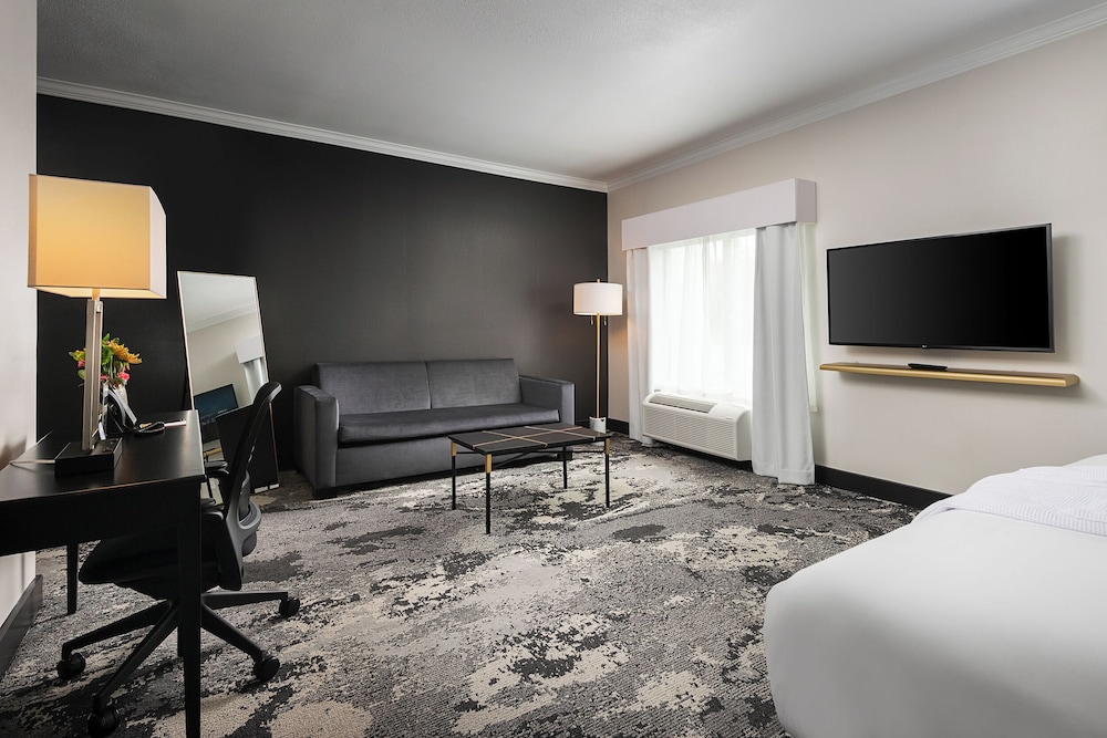 Suite, 1 King Bed, Accessible Bathtub - Photo 3