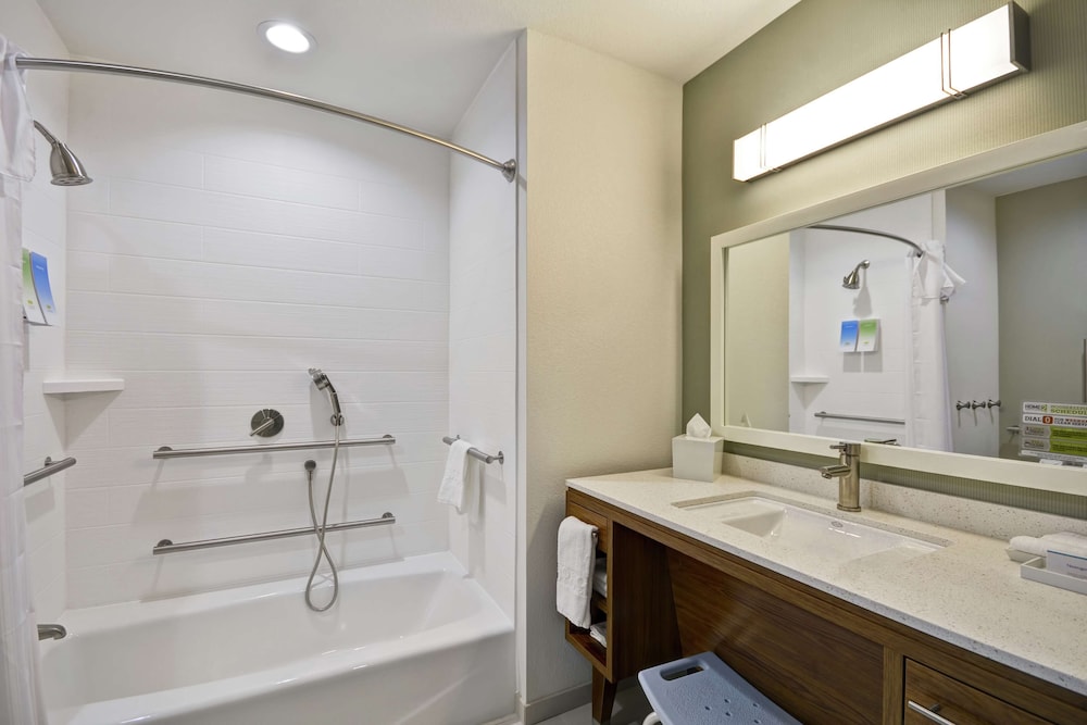 Room, 1 King Bed, Accessible, Corner (Mobility & Hearing, Bathtub) photo 3