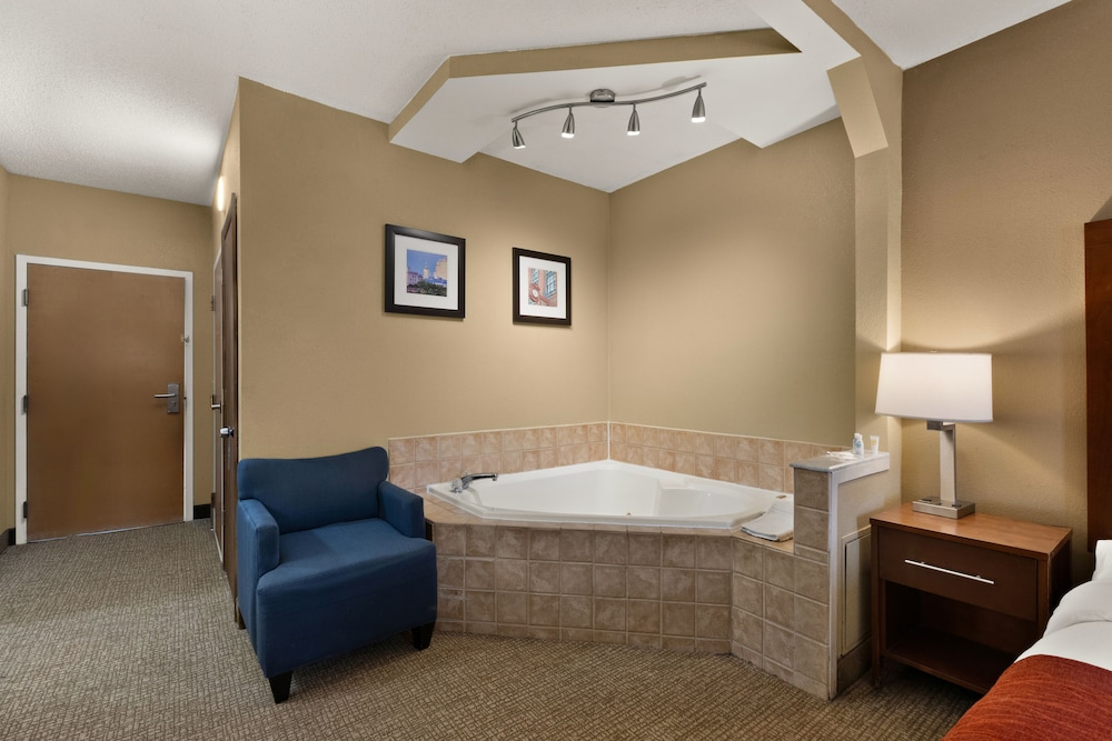 Room, 1 King Bed, Non Smoking, Jetted Tub - Photo 3