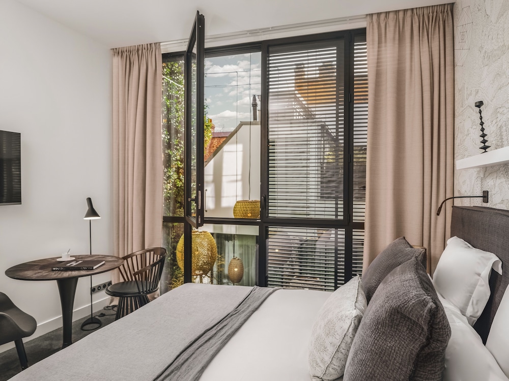 Superior Room, 180x200 cm bed, patio view photo 2