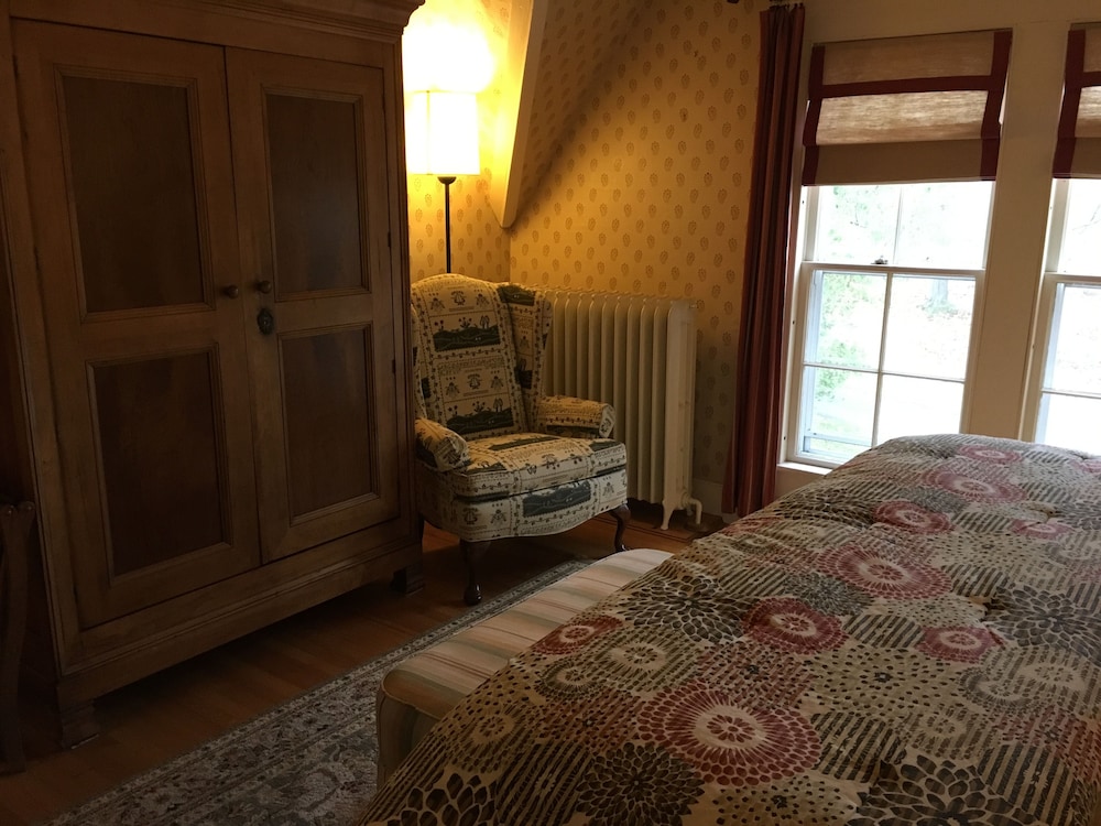 Deluxe Room, 1 King Bed, Jetted Tub (Trillium) photo 3