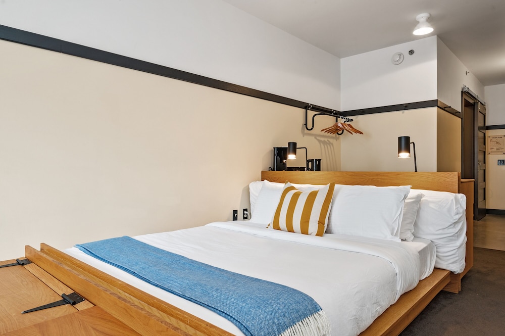 Premier Room, 1 Queen Bed (Self Check-in with Virtual Front Desk) photo 1