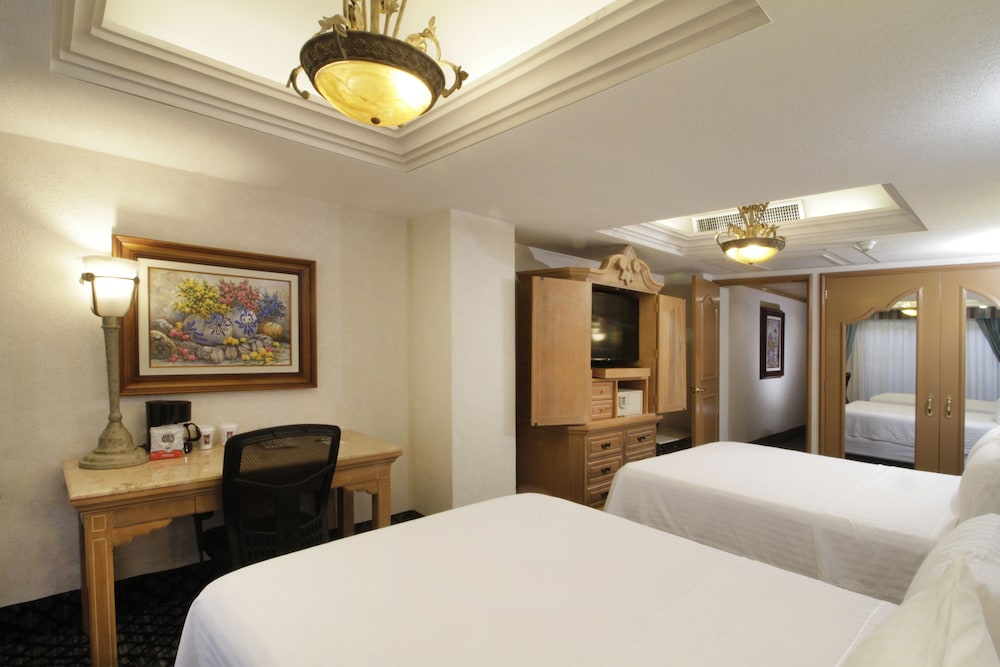 Premium Room, 2 Queen Beds - Photo 3