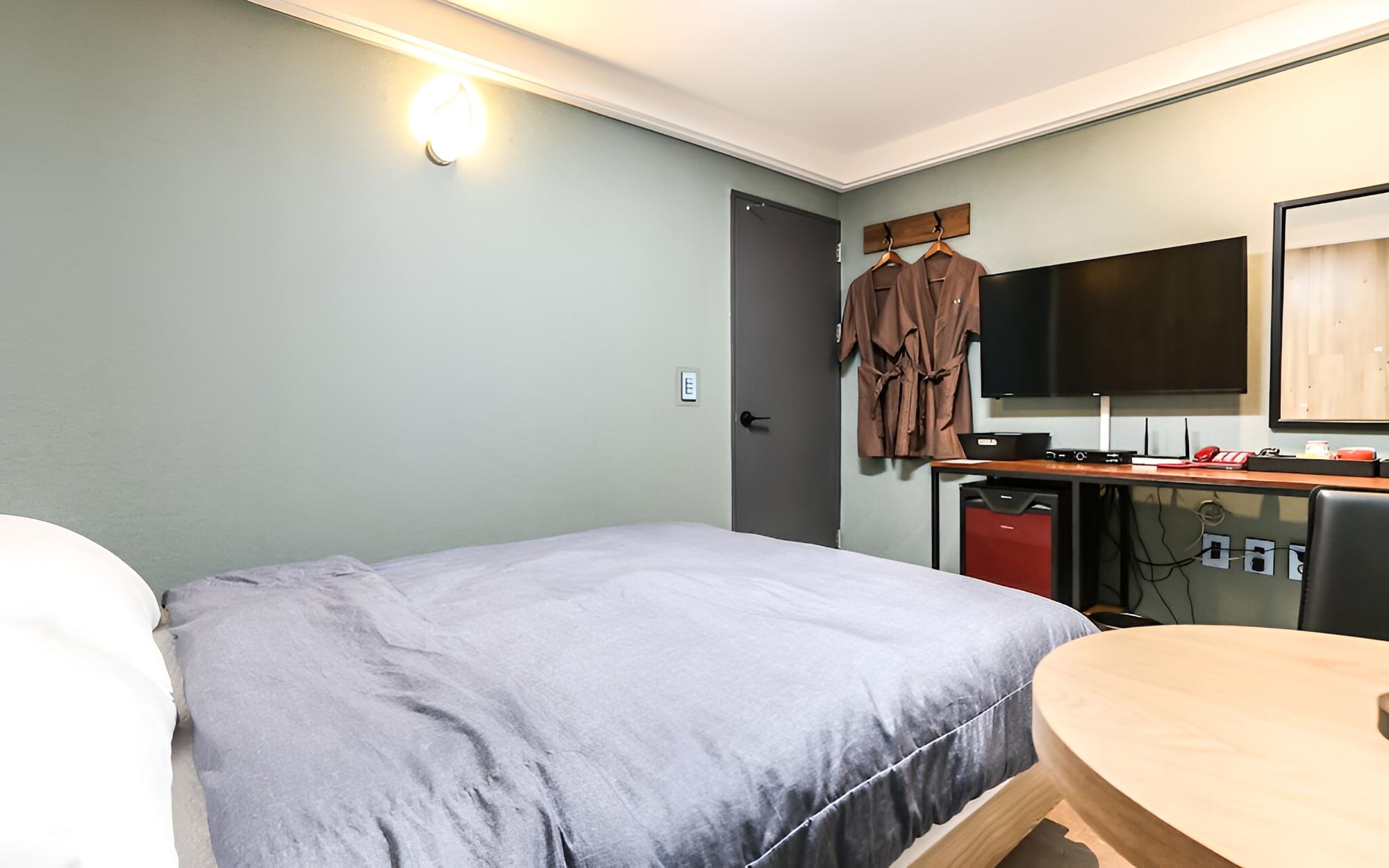 Room (Standard Room A) - Photo 9