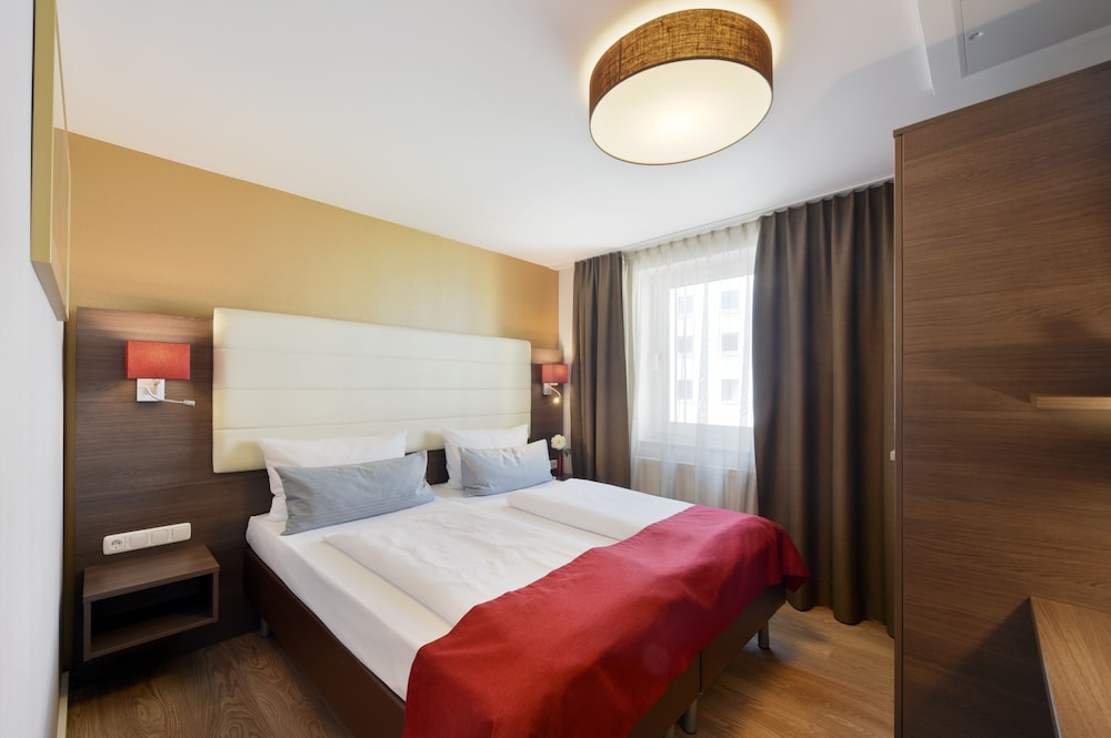 Four-Room Apartment (Three Bedrooms and One Living Room) photo 2