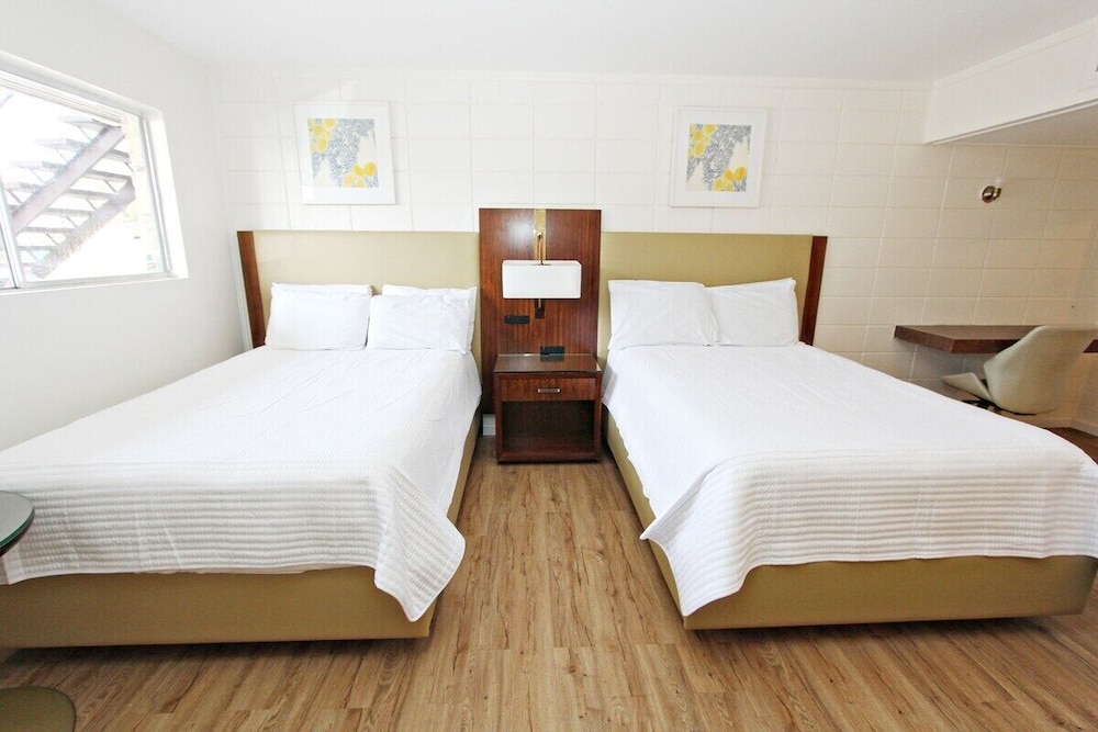 Room, 2 Queen Beds - Photo 5