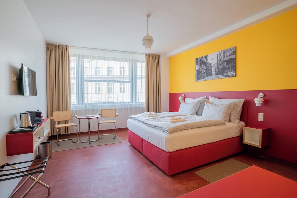 Comfort Room, 1 Queen Bed, City View