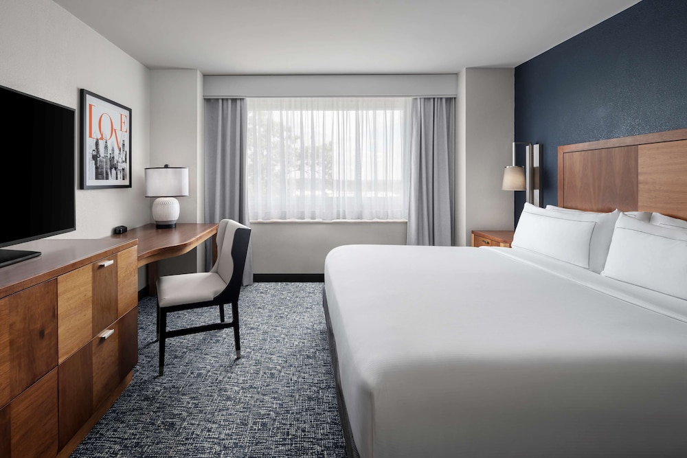 Junior Single Room, 1 King Bed with Sofa bed, Corner photo 3