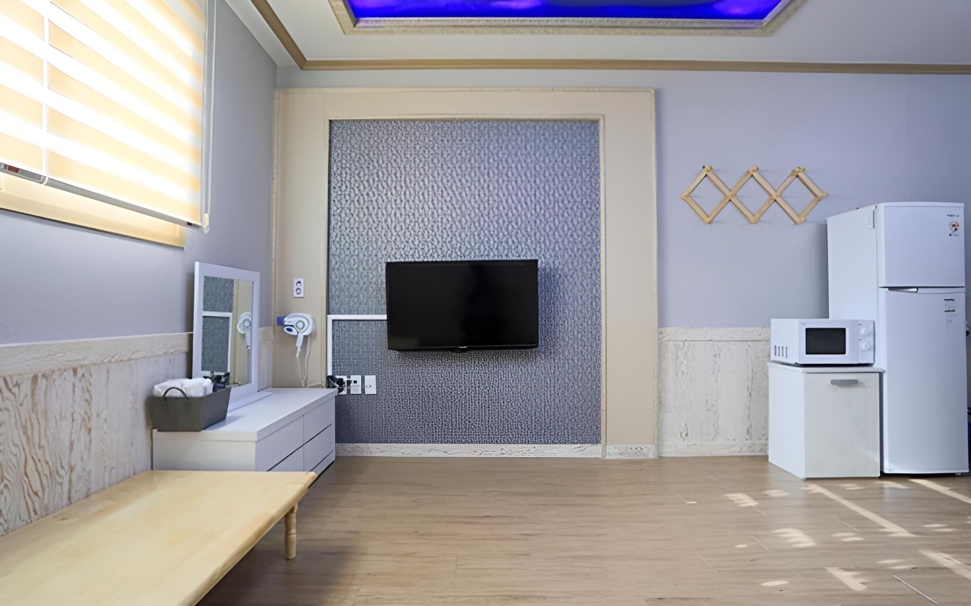 Room (101 (one-room type))