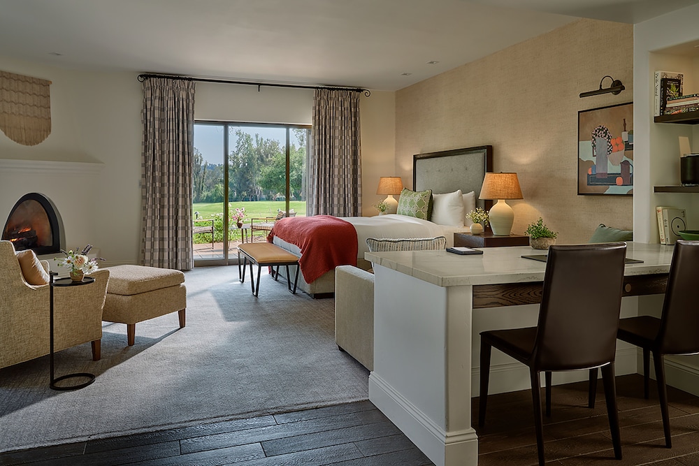 FIREPLACE MINI SUITE - KING BED