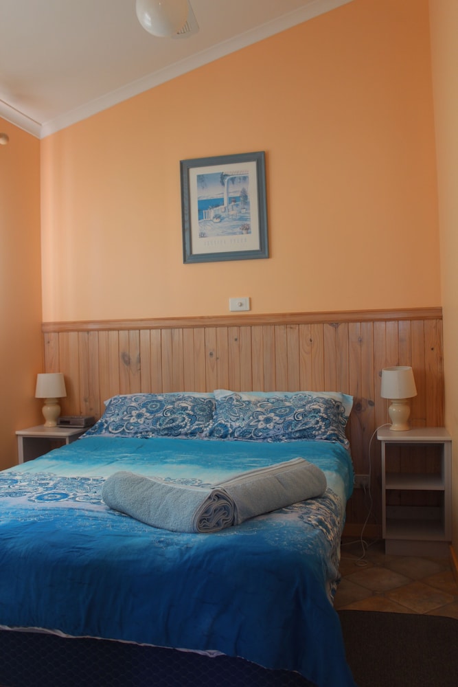 Two Bedroom Waterfront Cabin photo 1