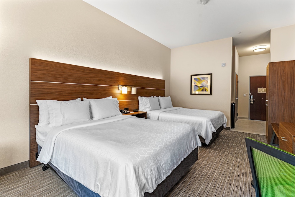 Standard Room, 2 Queen Beds - Photo 10