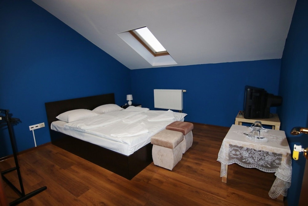Basic Double Room, Shared Bathroom photo 1