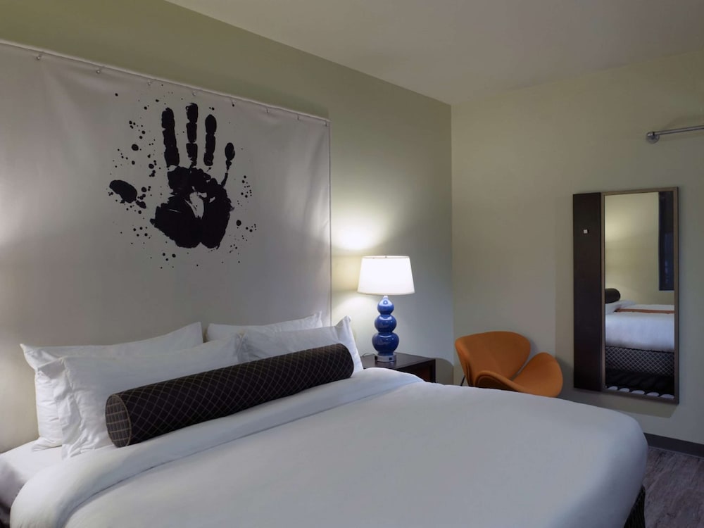 Suite, 1 King Bed, Accessible (Walk-in Shower)