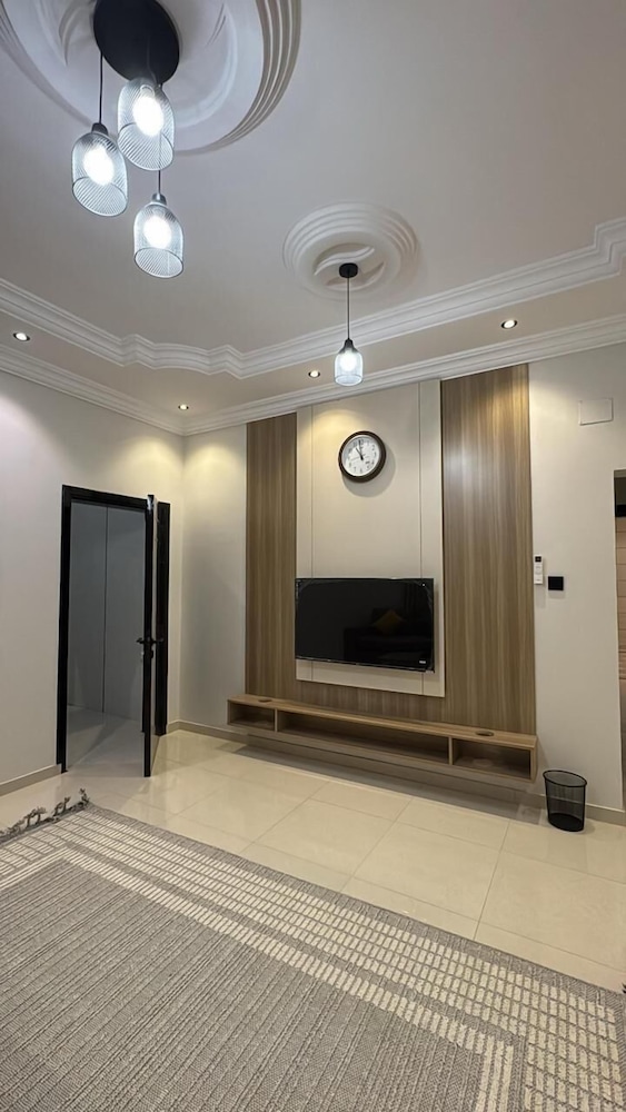 3BR apt with lounge & kitchen photo 2
