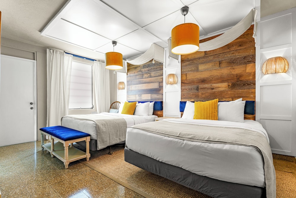 Standard Double Room, 2 Queen Beds, Balcony, Lagoon View photo 3