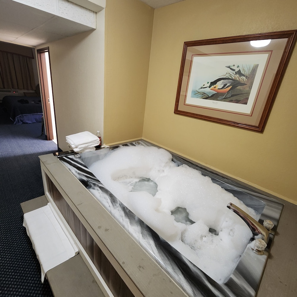 Romantic Room, 1 King Bed, Non Smoking, Jetted Tub photo 2