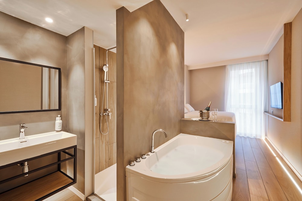 Double Deluxe with Jacuzzi