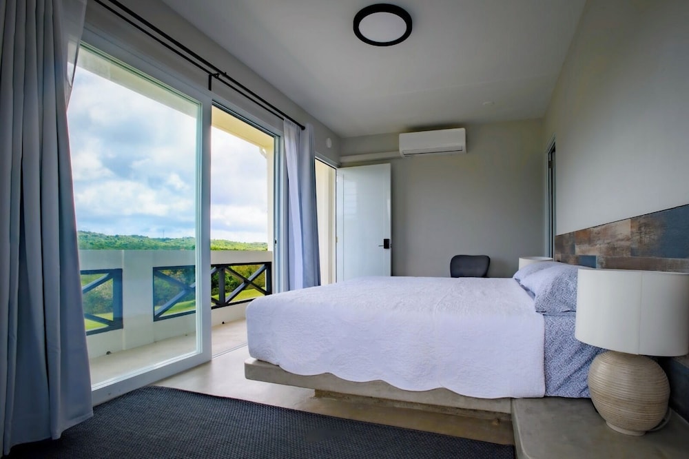 King Bed Scenic View - Room 2