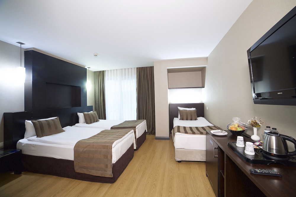 Standard Triple Room, Courtyard View photo 1