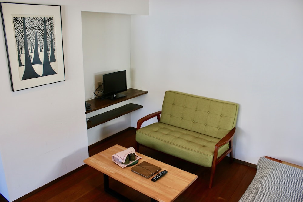 Japanese Western Style Room with Wood Deck photo 3