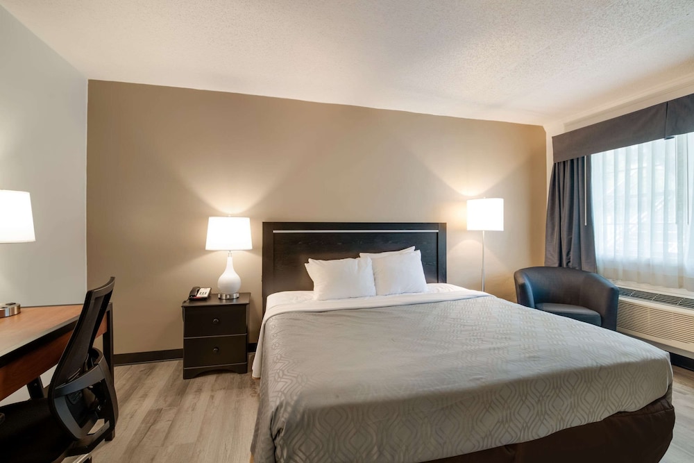 Standard Room, 1 King Bed, Non Smoking photo 2