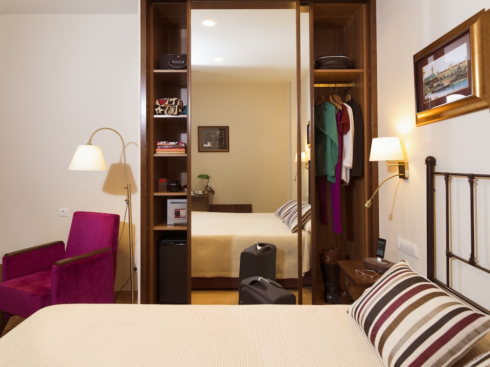 Double or Twin Room (extra bed) - Photo 8