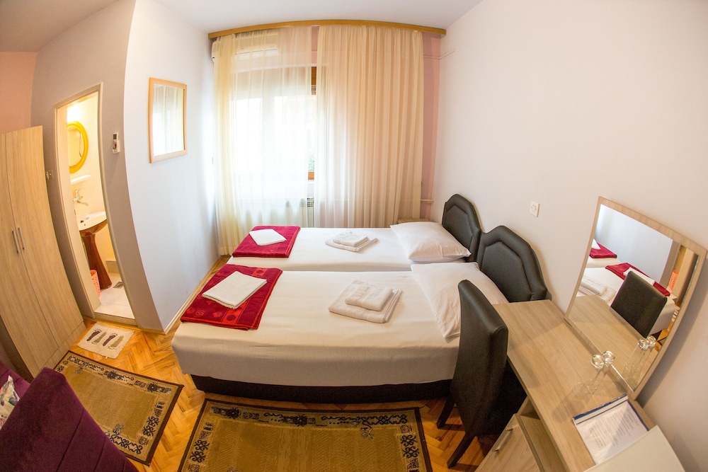 Basic Double Room, 1 King Bed