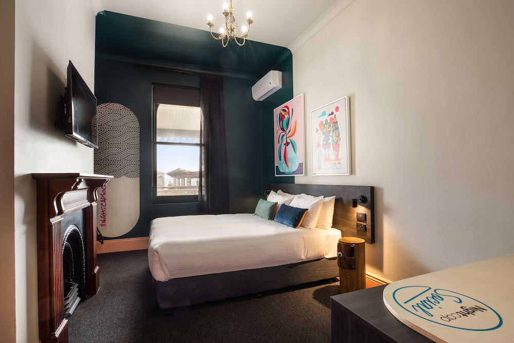 Studio Queen - Ocean View and Shared Bathroom