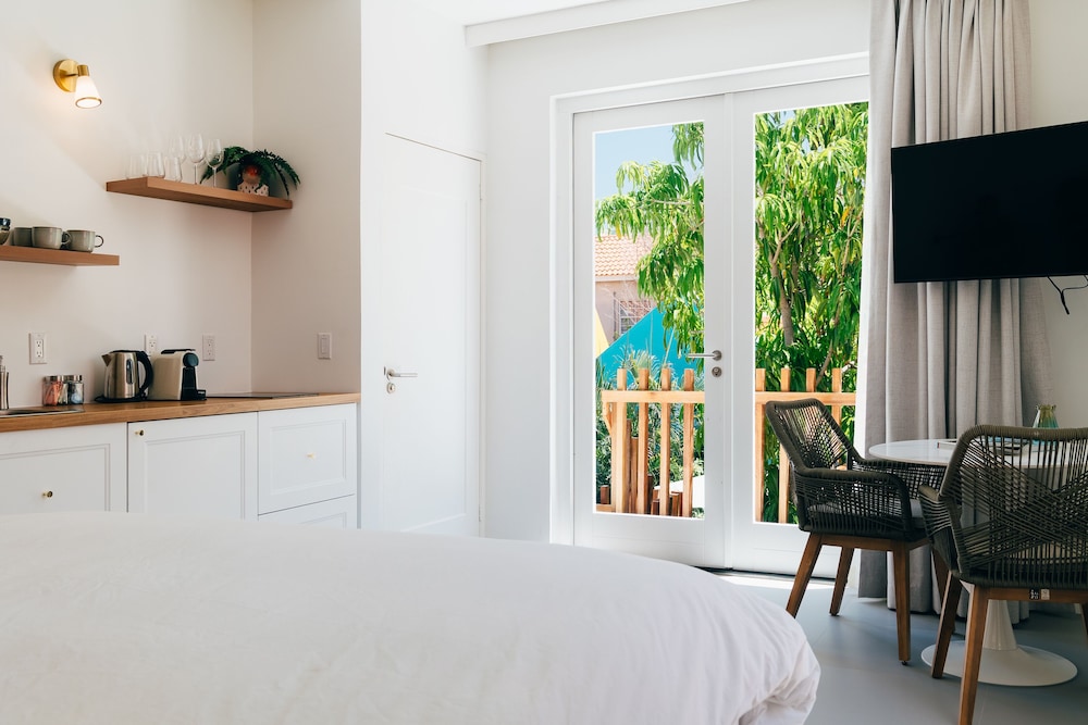 Superior Studio, 1 Queen Bed, City View, Poolside photo 3