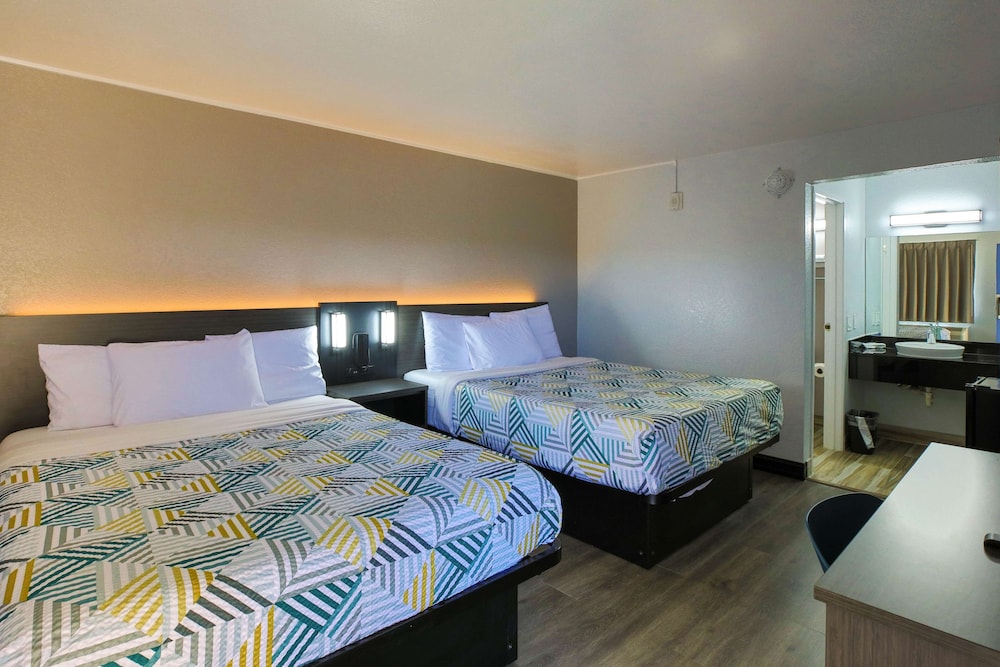 Deluxe Room, 2 Queen Beds, Non Smoking, Refrigerator & Microwave photo 1