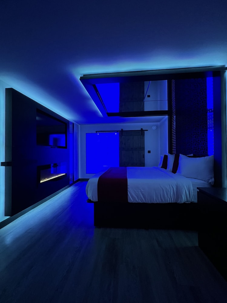 Deluxe King Bed Non-Smoking Honeycomb With Mirror Ceiling photo 1