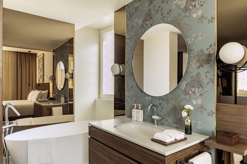 Suite, 1 Bedroom, Balcony (Master, 2+1) thumbnail 5
